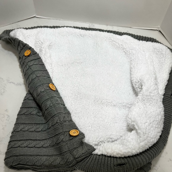 BABY BLANKET! GRAY KNIT BLANKET WITH BUTTONS - Picture 2 of 6